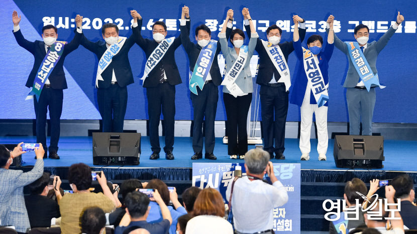[포토뉴스] 대구시민들에게 인사하는 더불어민주당 최고위원 후보들