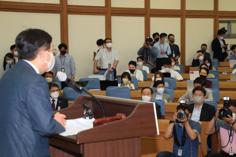 국민의힘 마주 보고 달리는 기차 9일 국민의힘 전국위...이준석은 대반격 준비