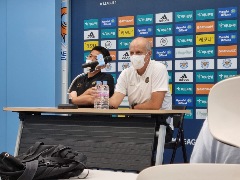 관중 페트병 투척 대구FC 제재금 1천만 원…심판 판정 언급한 가마 감독도 500만 원