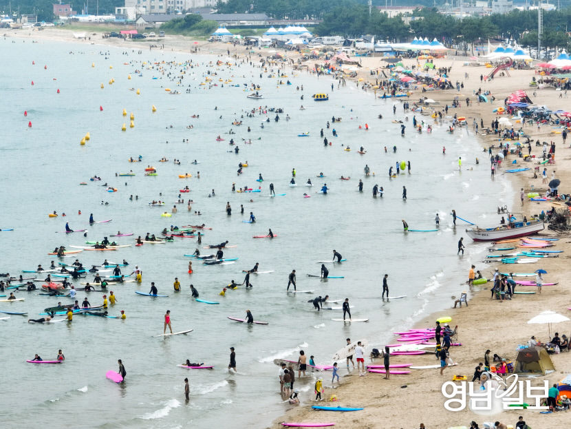[포토뉴스] 광복절 연휴 맞아 붐비는 포항 월포해수욕장