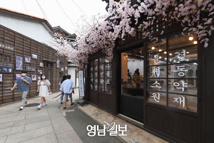[골목부터 바닷길까지, 포항 힐링로드 .7] 구룡포항…잔잔한 바다, 낮잠 든 항구·달큰함 펄떡이는 횟집거리·100년 시간 거스르는 골목