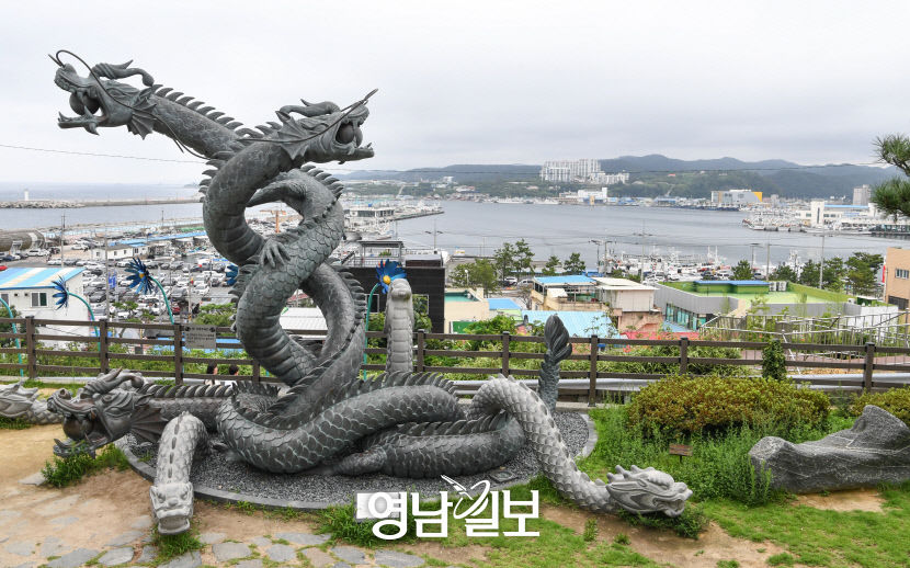 [골목부터 바닷길까지, 포항 힐링로드 .7] 구룡포항…잔잔한 바다, 낮잠 든 항구·달큰함 펄떡이는 횟집거리·100년 시간 거스르는 골목
