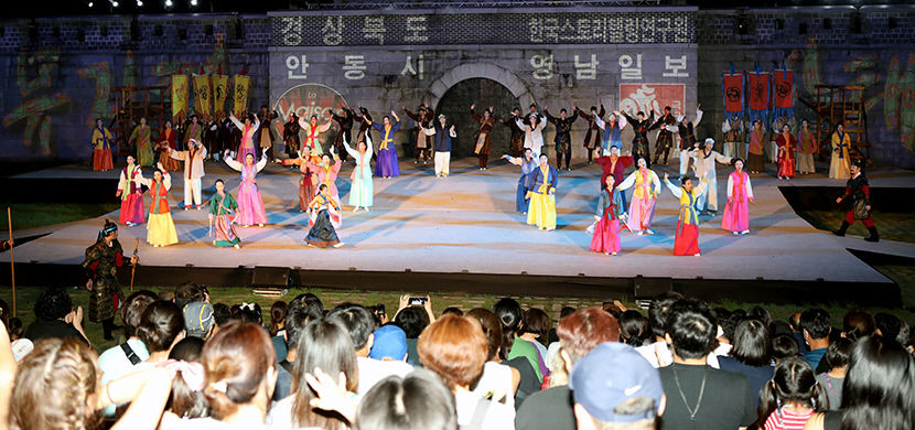 3D 비디오 매핑에 어우러진 화려한 성곽 무대 매회 극찬