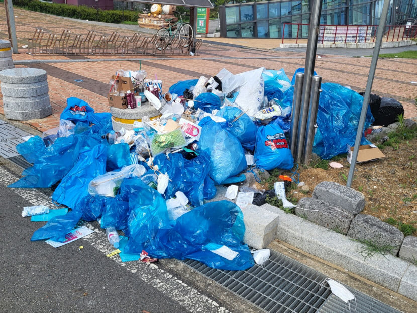 싸이 흠뻑쇼 지나간 다음 날 대구스타디움은 쓰레기로 몸살