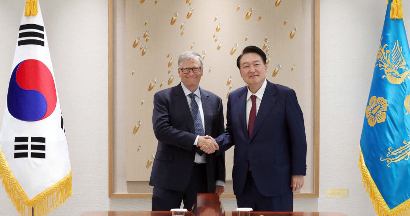 윤 대통령, 빌 게이츠 만나 개도국에 한국산 백신 지원…감염병 예방 활용 기대