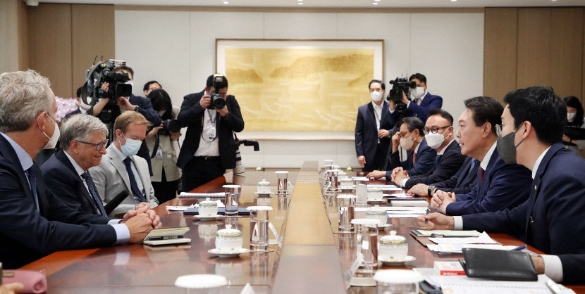 윤 대통령, 빌 게이츠 만나 개도국에 한국산 백신 지원…감염병 예방 활용 기대