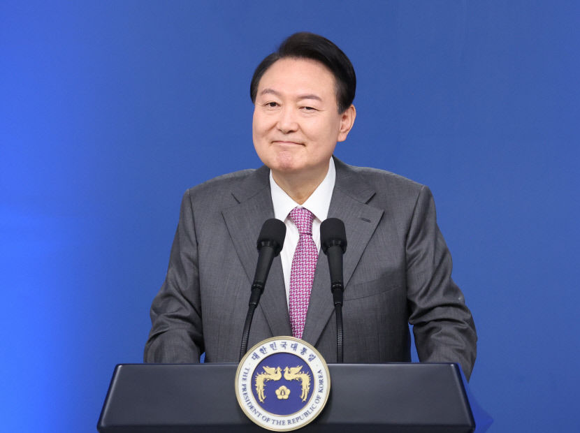 尹 취임 100일 회견…여 국민 섬기겠다는 의지표명 야 낯 부끄러운 자화자찬