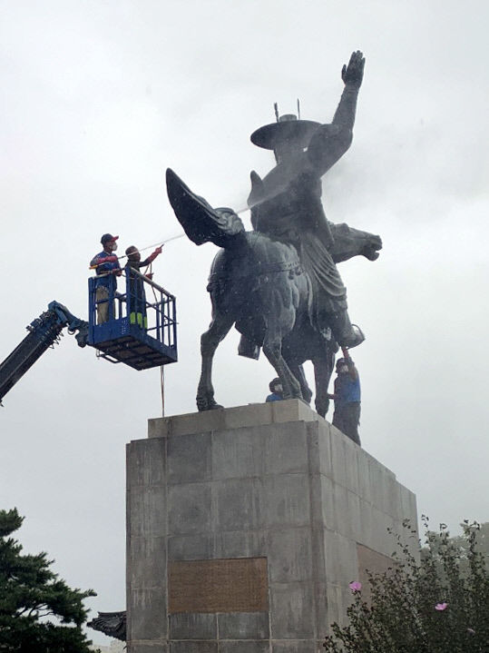 망우당공원 곽재우 장군 동상 목욕