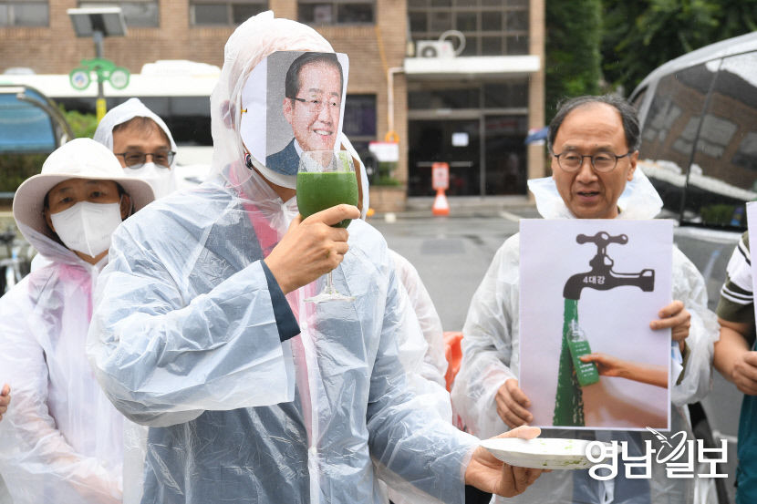 [포토뉴스] 대구 취수원 안동댐 이전 반대 기자회견 녹조물 마시는 퍼포먼스