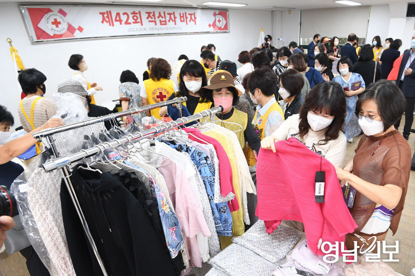 [포토뉴스] 북적이는 제42회 적십자 바자 현장판매장