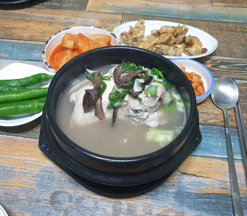 [대구 맛집] 대구 서구 궁중삼계탕…팔팔 끓는 삼계탕에 능이 한가득…깔끔하고 담백