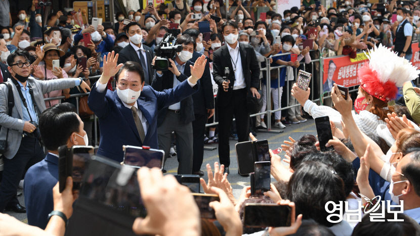 [포토뉴스] 윤석열 대통령 대구 서문시장 방문