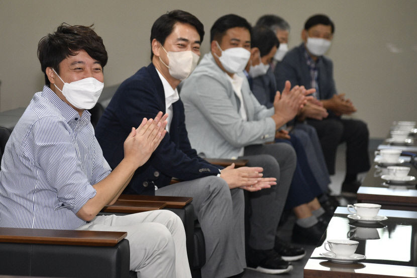 집권여당의 갈데까지 한 내부 투쟁...윤핵관·이준석 양측 모두 법 우선주의