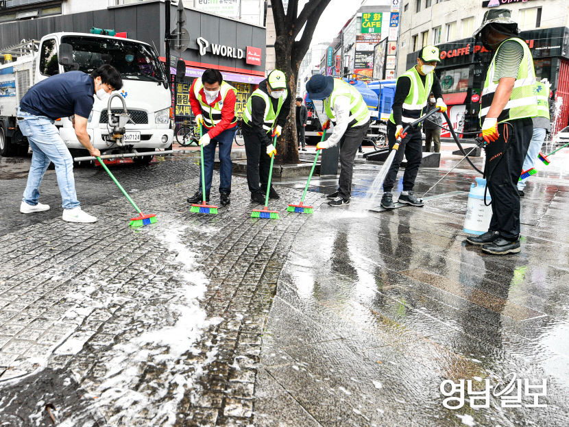 [포토뉴스] 추석 맞이 대구 동성로 물청소