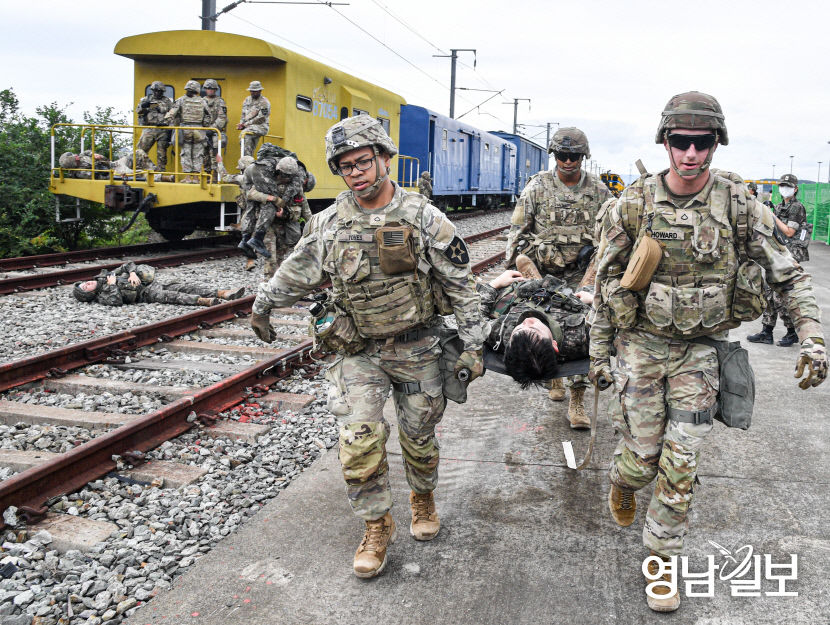 [포토뉴스] 부상당한 국군 이송하는 미군병사들…한미연합훈련