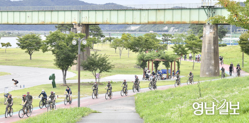 [포토뉴스] 강바람 맞으며 달리는 안동시민 녹색자전거 대행진 참가자들