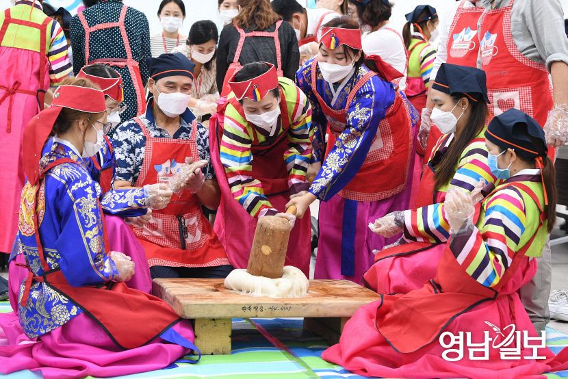 [포토뉴스] 추석 맞아 떡메치기 하는 결혼이민자들