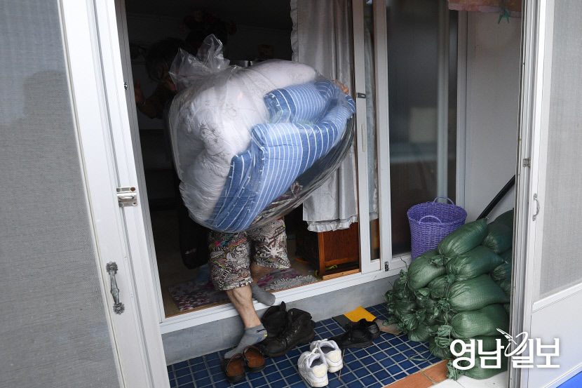 [포토뉴스] 태풍 힌남노 상륙에 피난 준비하는 해안가 주민들