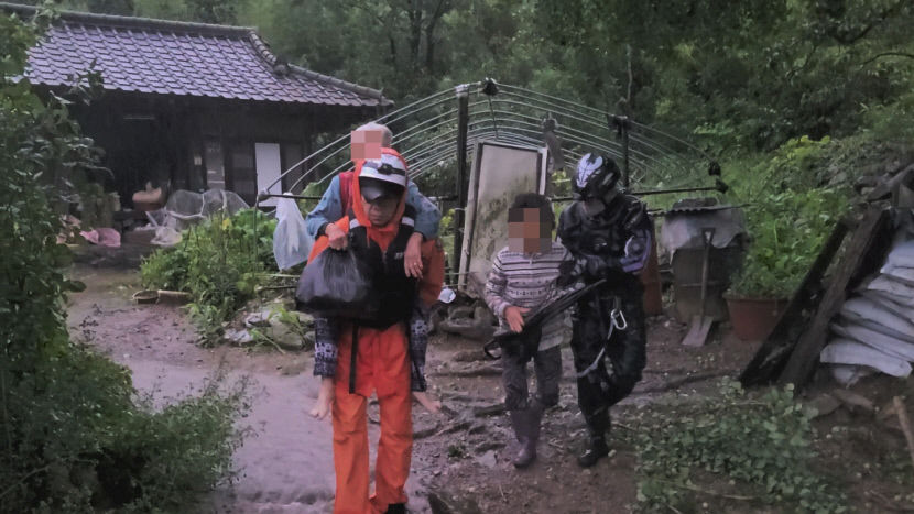 [포토뉴스] 경북 청도서 불어난 하천에 주택에 고립된 여성 2명 구조