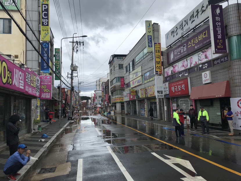 [르포] 가슴까지 물이 찰 정도로 많은 비가 왔다…물 폭탄 맞은 포항 도심