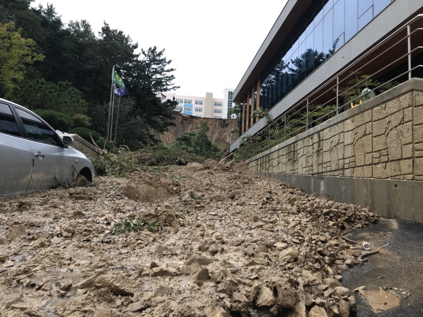 [르포] 가슴까지 물이 찰 정도로 많은 비가 왔다…물 폭탄 맞은 포항 도심