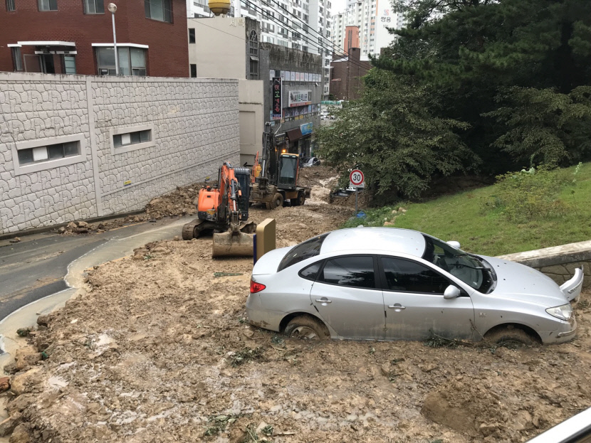 [르포] 가슴까지 물이 찰 정도로 많은 비가 왔다…물 폭탄 맞은 포항 도심