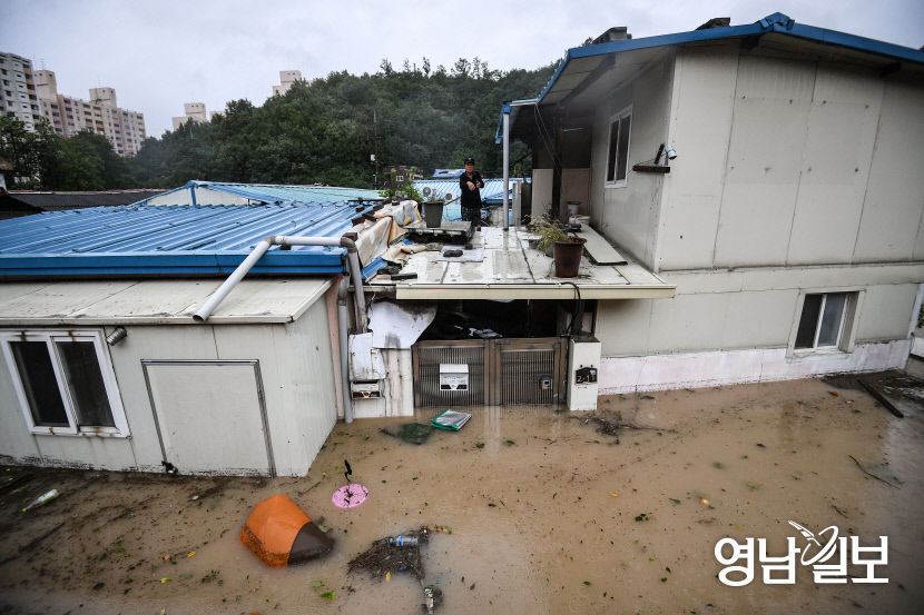 [포토뉴스] 힌남노 할퀴고간 포항, 고립된 저지대 주민들