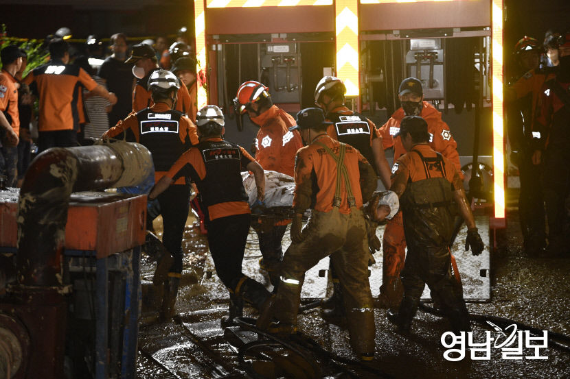 [포토뉴스] 생존 상태로 구조되는 포항 지하주차장 실종자