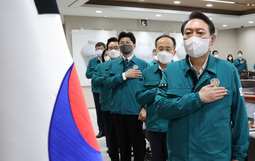 尹 대통령, 포항 태풍피해에 가족을 위로하고 정부에서 조치 찾아야