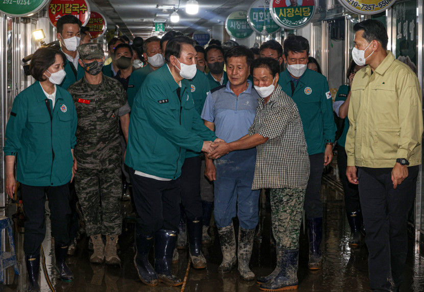 [포토뉴스] 윤석열 대통령 민방위복 오른쪽 팔에는 대통령 배지