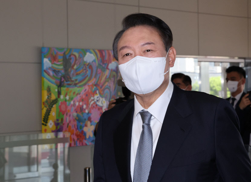 尹 한가위 메시지 서민·약자 보듬는 사회 만들 것…희망 보름달 품는 연휴되길