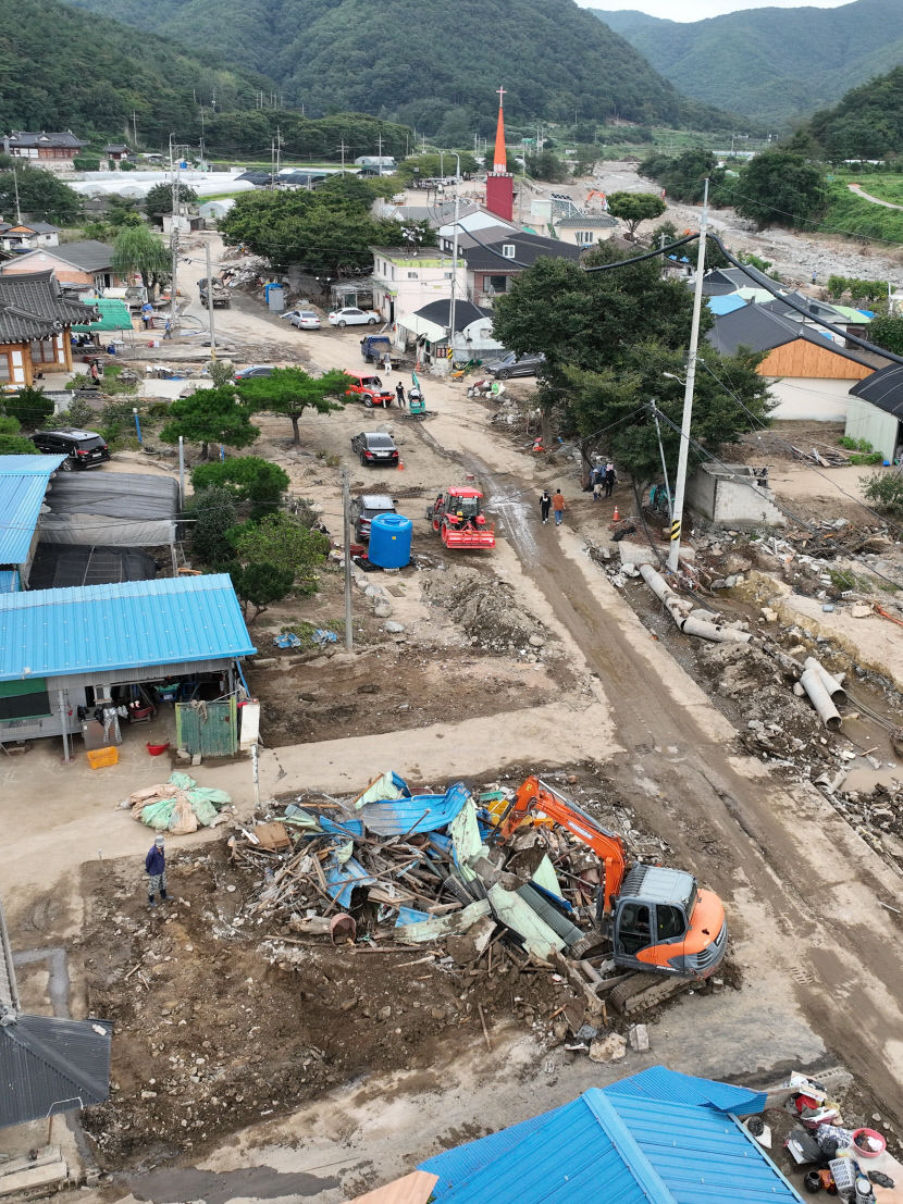[포토뉴스] 추석 연휴에도 수해 복구에 바쁜 경주 왕산마을