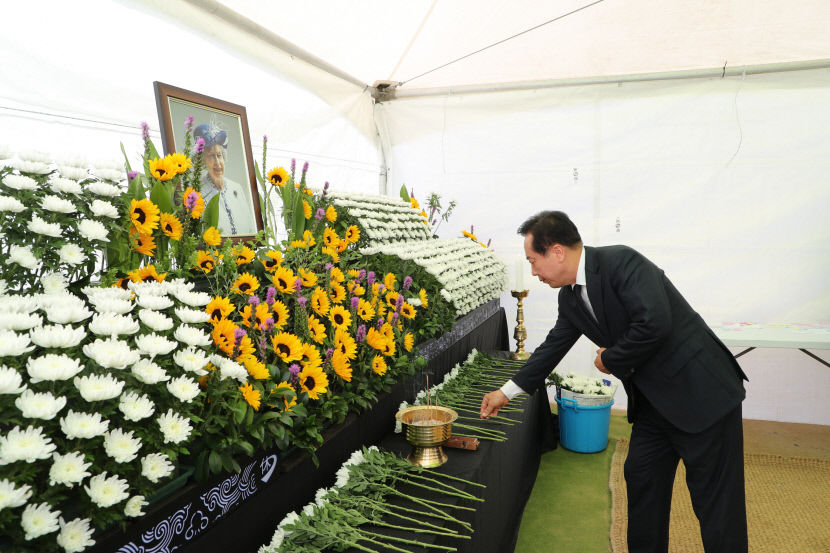 안동과 소중한 인연 영원히 기억될 것…하회마을 英 여왕 조문 행렬