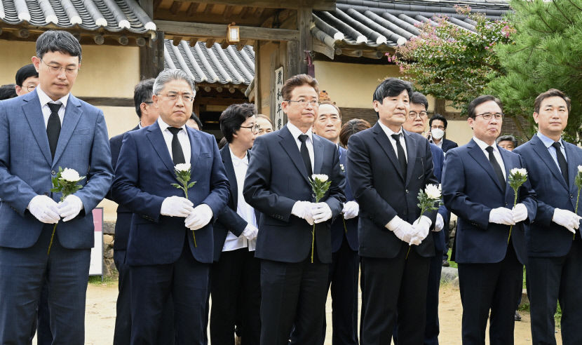 이철우 경북도지사, 하회마을 충효당 찾아 엘리자베스2세 영국 여왕 추도