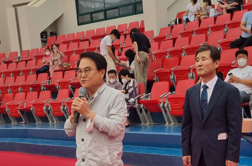 김하수 청도군수가 취임 두달여만에 소싸움경기장 찾은 까닭은?