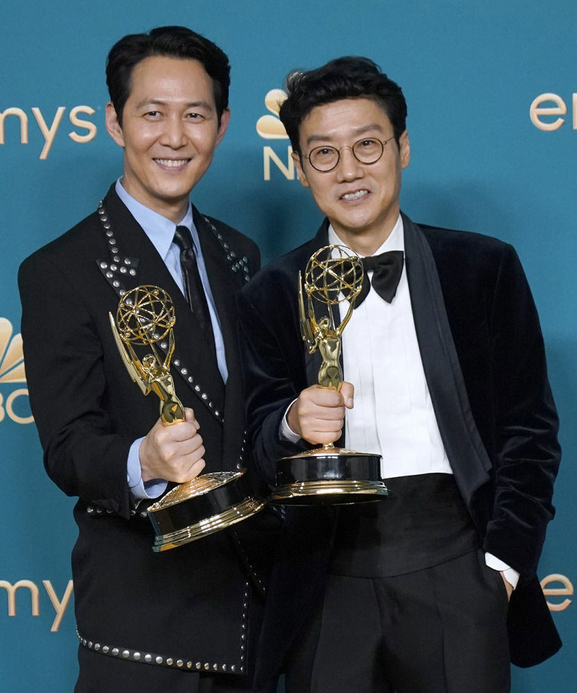 오징어게임 美 에미상 정복…이정재 亞 최초 남우주연상 쾌거…황동혁은 감독상(종합)