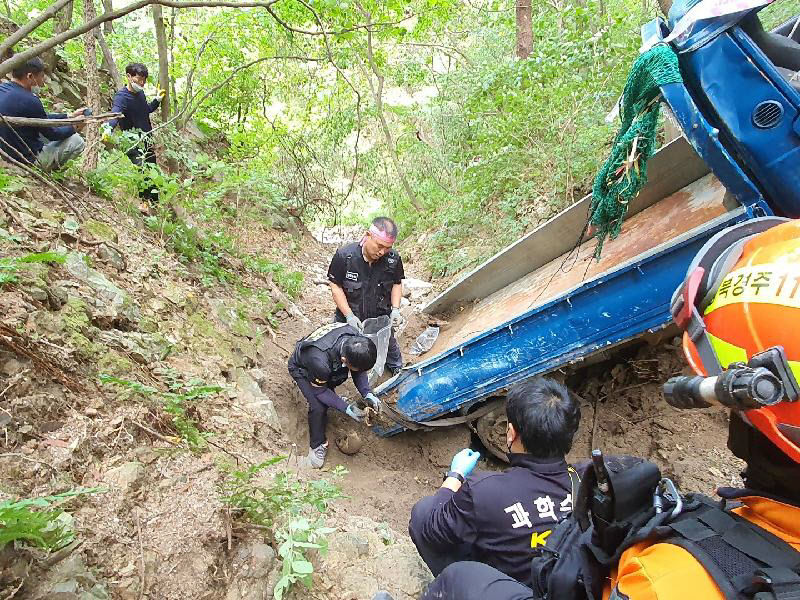 경주 석굴암 인근 벼랑에서 한달 전 연락 끊긴 50대 사체와 1t 트럭 발견