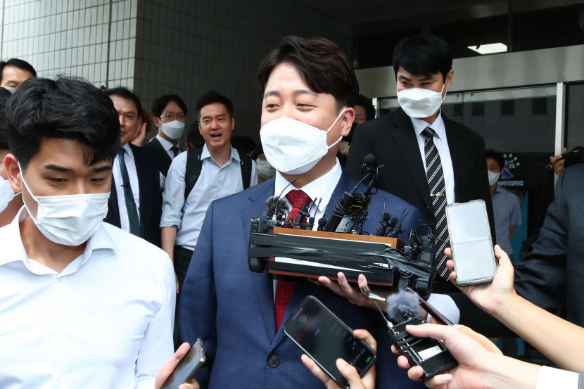 권성동 전 대표가 돌팔매질 vs 이준석 당신들이 기획한 것 막판까지 정면충돌
