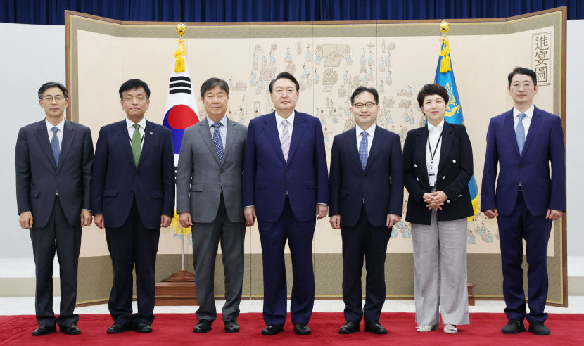 尹 검찰총장·공정위원장 임명안 재가…與 결격사유 없어 野 검찰공화국 완성