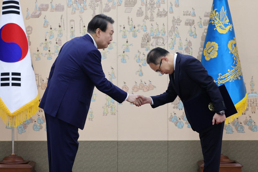 尹 검찰총장·공정위원장 임명안 재가…與 결격사유 없어 野 검찰공화국 완성