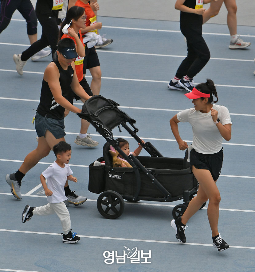 [제15회 영남일보 국제하프마라톤대회] 3년 만의 도심 질주 현장 스케치…아이에게 추억과 용기를… 함께여서 행복했던 가족 참가자들