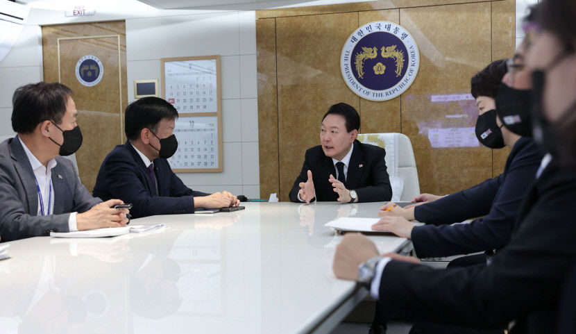윤대통령 영국·미국·캐나다 순방 동행취재기①…비행시간으로 대부분 보낸 첫날