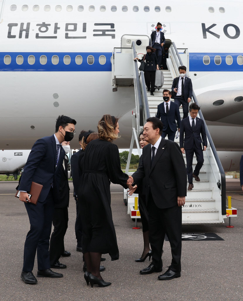 윤대통령 영국·미국·캐나다 순방 동행취재기①…비행시간으로 대부분 보낸 첫날