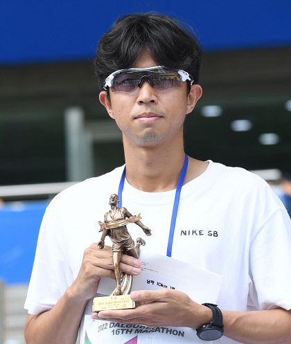 [제15회 영남일보 국제하프마라톤대회] 10㎞ 남자부 우승 정민수씨, 회사 동호회서 마라톤 시작 모처럼 도로서 마음껏 뛰어