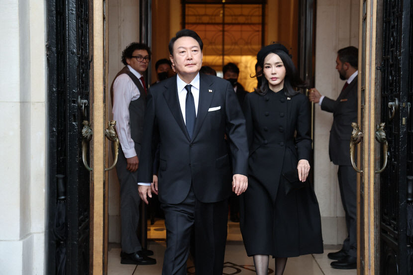 英여왕 국장 참석한 윤 대통령…조문록 작성·참전용사 훈장 수여로 英일정 마무리