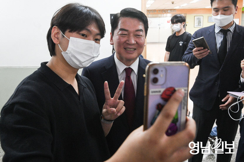 [포토뉴스] 경북대 학생과 셀카 찍는 안철수 의원
