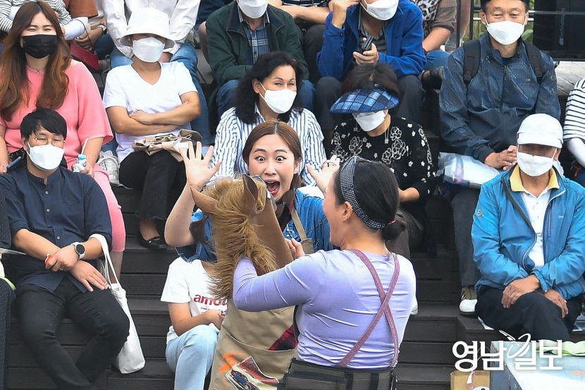 [포토뉴스] 수성못에서 거리공연 보며 휴일 보내는 대구시민들