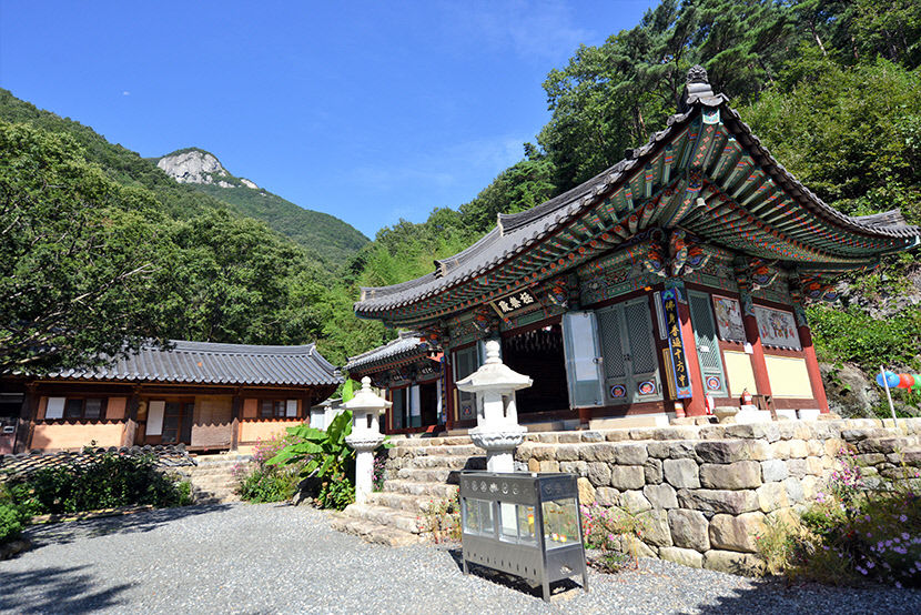[최원식의 산] 억산(億山 944ｍ) 경남 밀양·경북 청도 경계...거대한 암벽 위의 억산 정상...정면엔 운문산, 뒤편엔 줄지어 선 영남알프스 연봉들