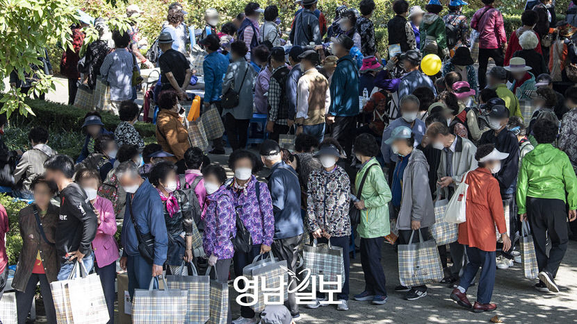 [포토뉴스] 대구 중구복지박람회 어르신들로 북적