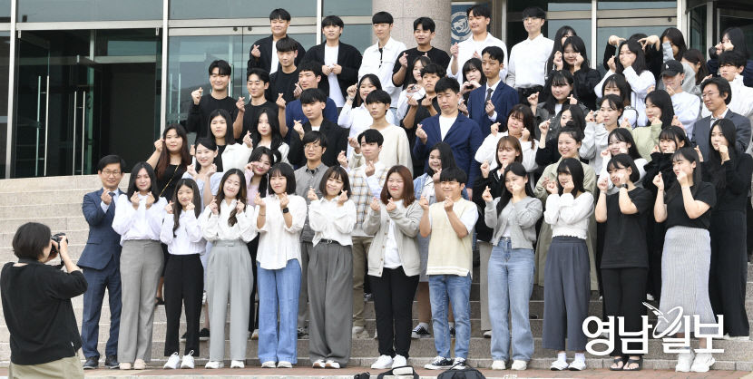 [포토뉴스] 졸업앨범 담길 단체 졸업 사진도 자유롭게 찍어요~